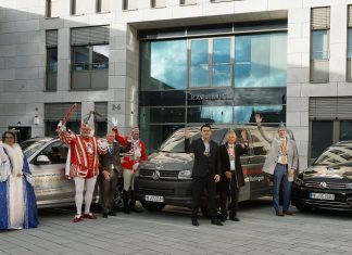 Vor dem Rathaus hat die Übergaben der Wagen stattgefunden. Foto: Karnevalsausschuss